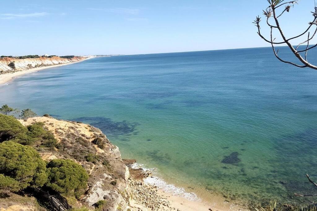 Magnifique Duplex Avec Piscine En Bord De Mer Lägenhet Olhos de Agua  Exteriör bild